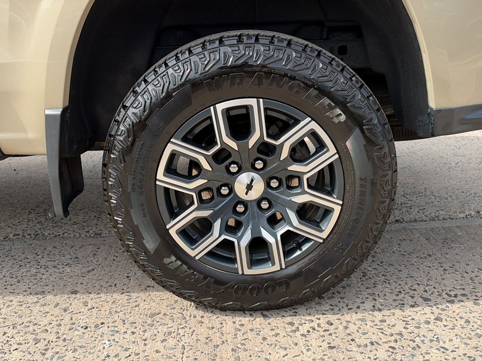 Used 2023 Chevrolet Colorado Z71 w/ Z71 Convenience Package 2 AWD/4WD image 42