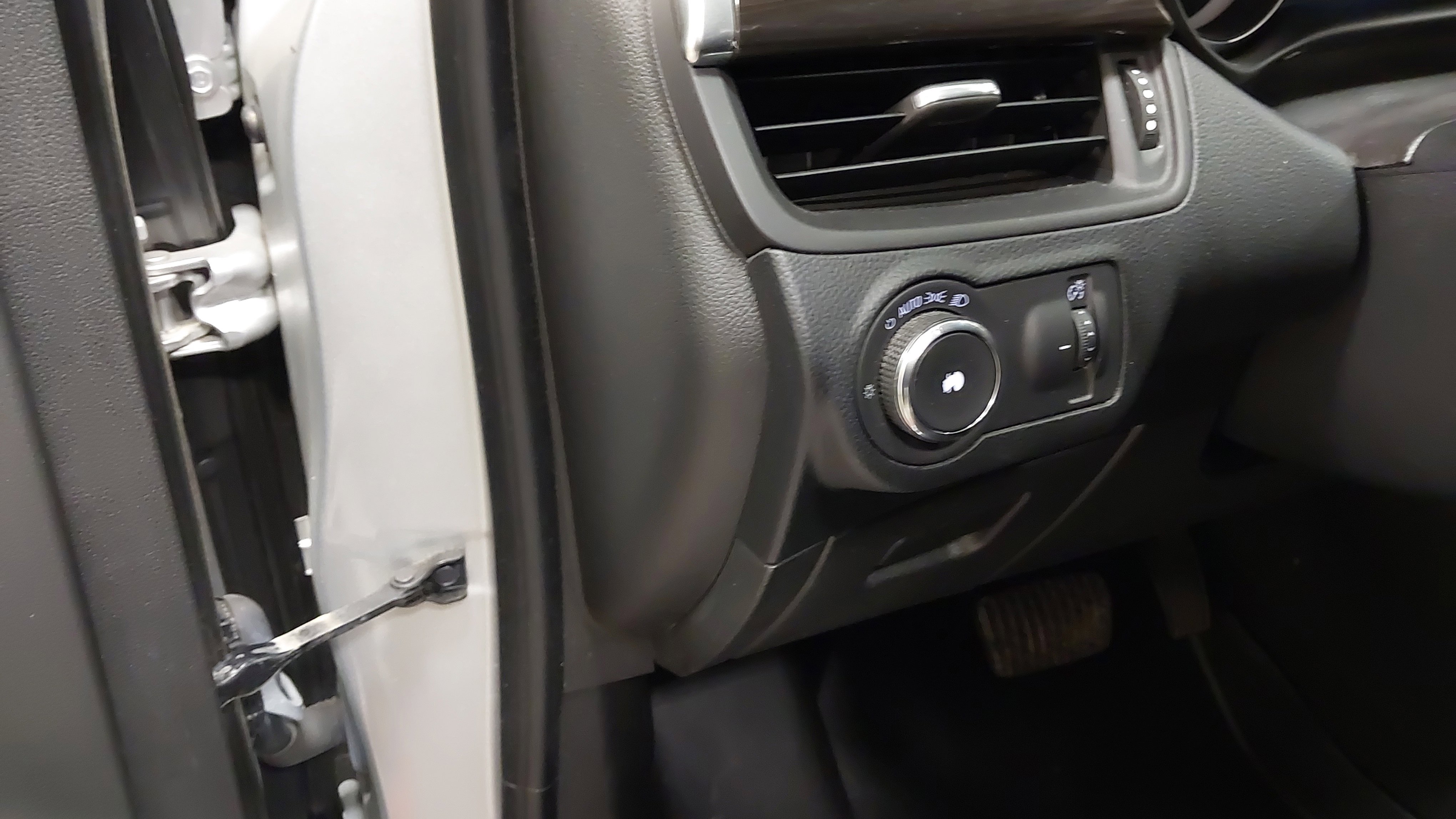 Used 2019 Buick Envision Essence image 23