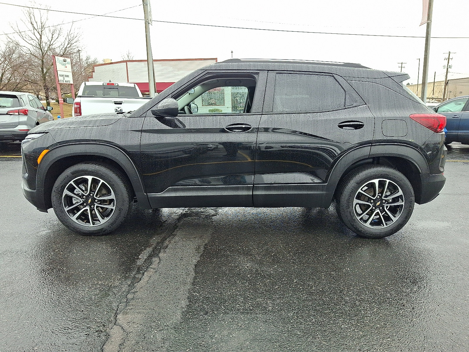 Used 2025 Chevrolet TrailBlazer LT image 2