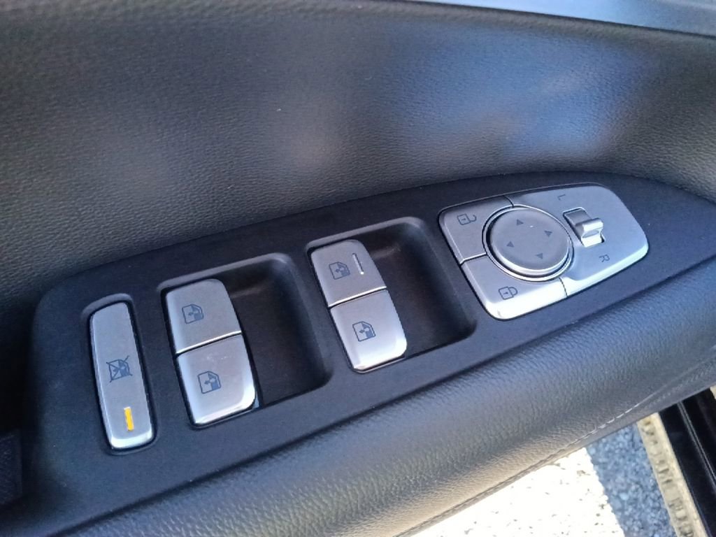 Used 2025 Genesis G70 2.5T image 12