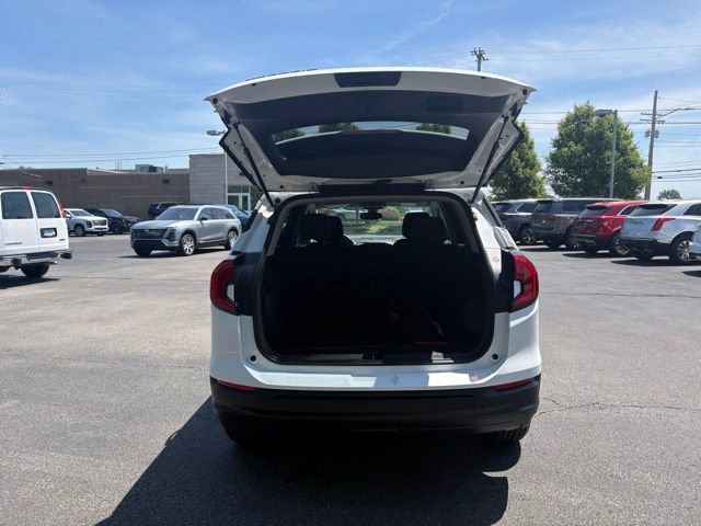 Used 2024 GMC Terrain SLE w/ Driver Convenience Package FWD image 6