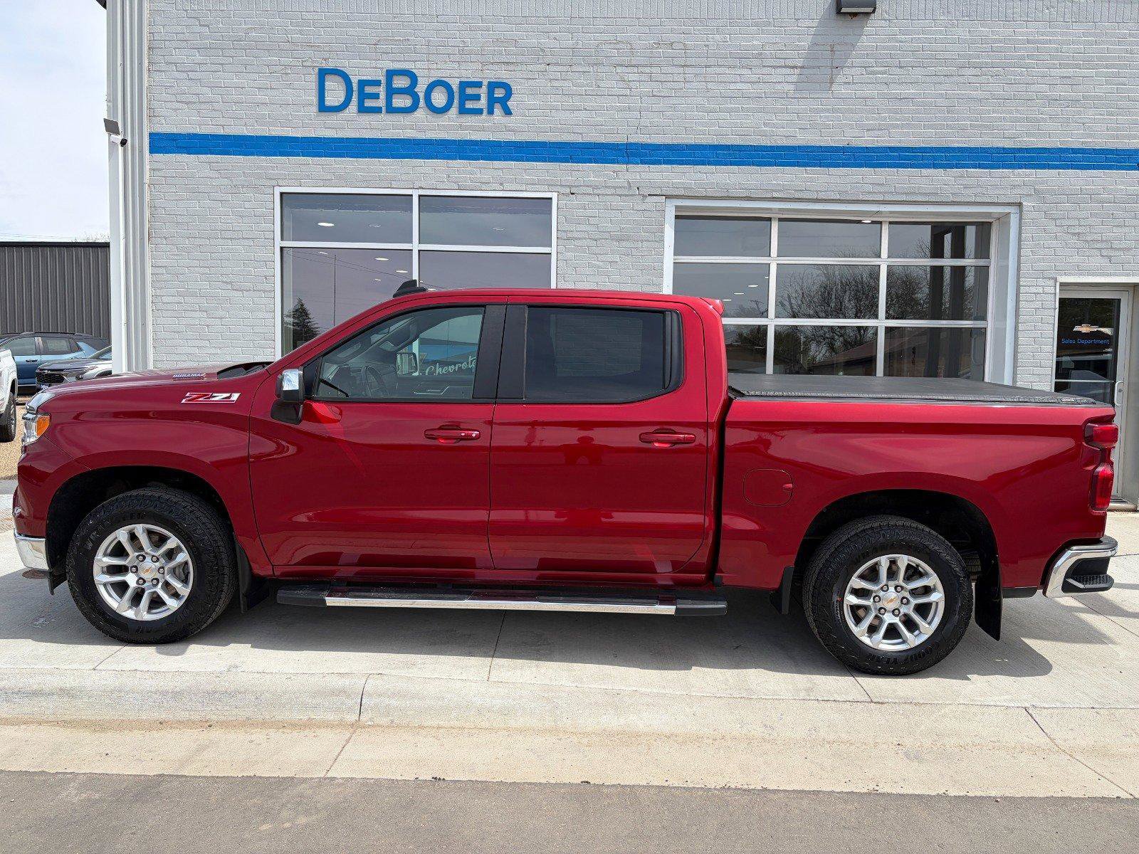 Used 2023 Chevrolet Silverado 1500 LT AWD/4WD image 2