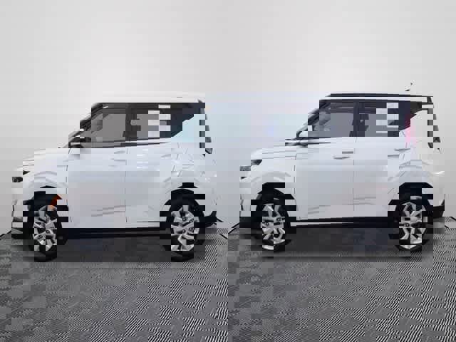 Used 2023 Kia Soul LX image 3
