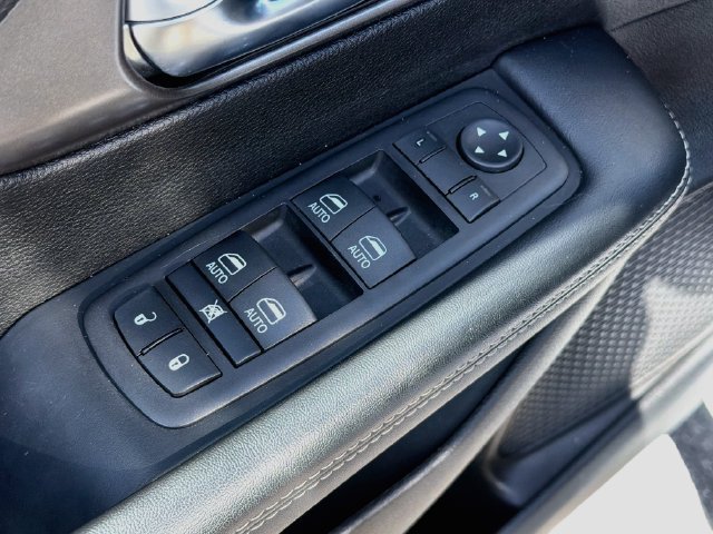 Used 2025 Chrysler Pacifica Select FWD image 18