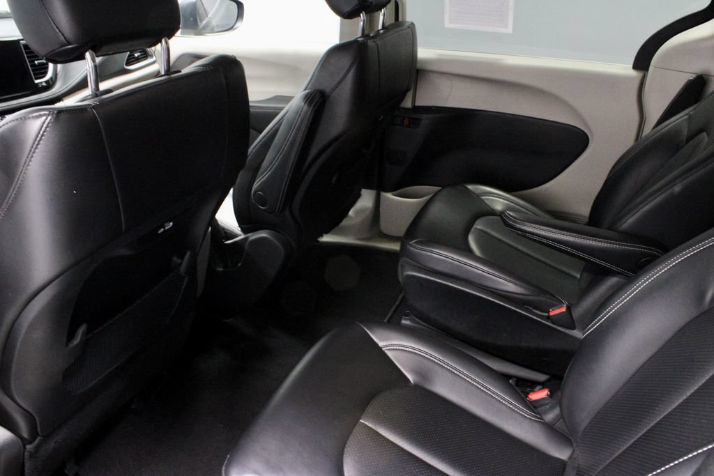 Used 2023 Chrysler Pacifica Touring-L FWD image 21