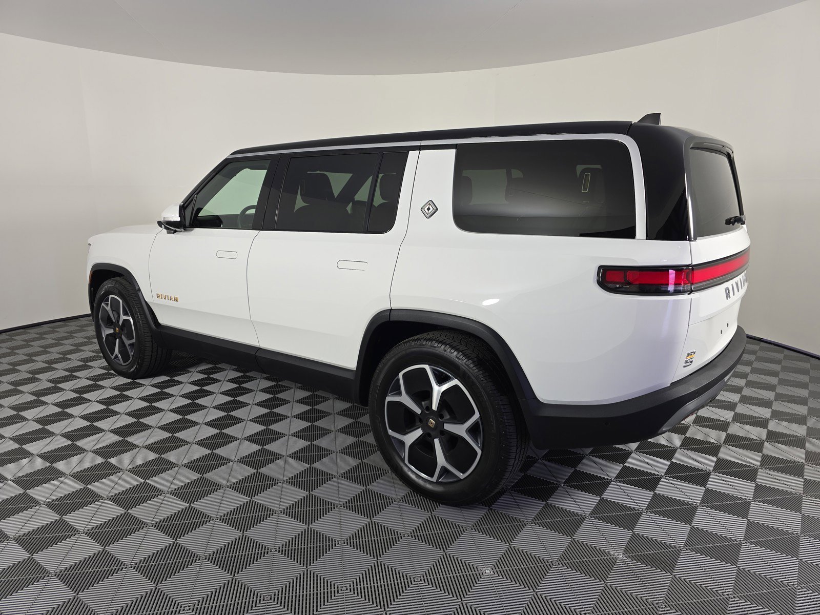 Used 2024 Rivian R1S Adventure image 3