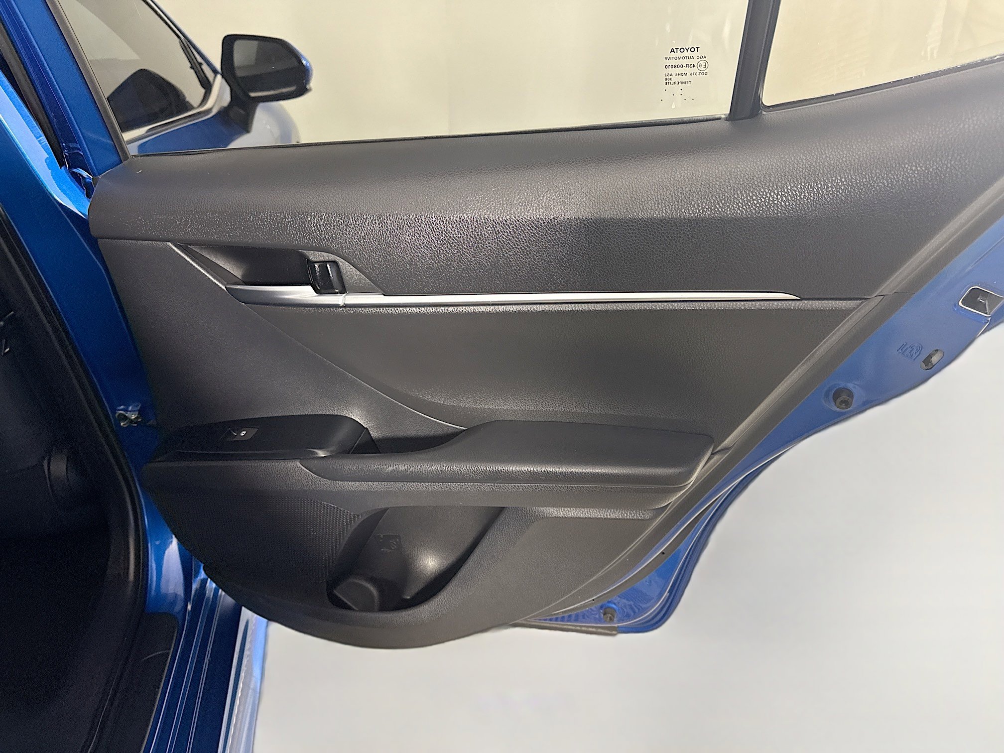 Used 2020 Toyota Camry SE w/ Carpet Mat Package image 27