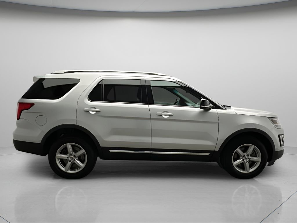 Used 2016 Ford Explorer XLT w/ Equipment Group 202A AWD/4WD image 3