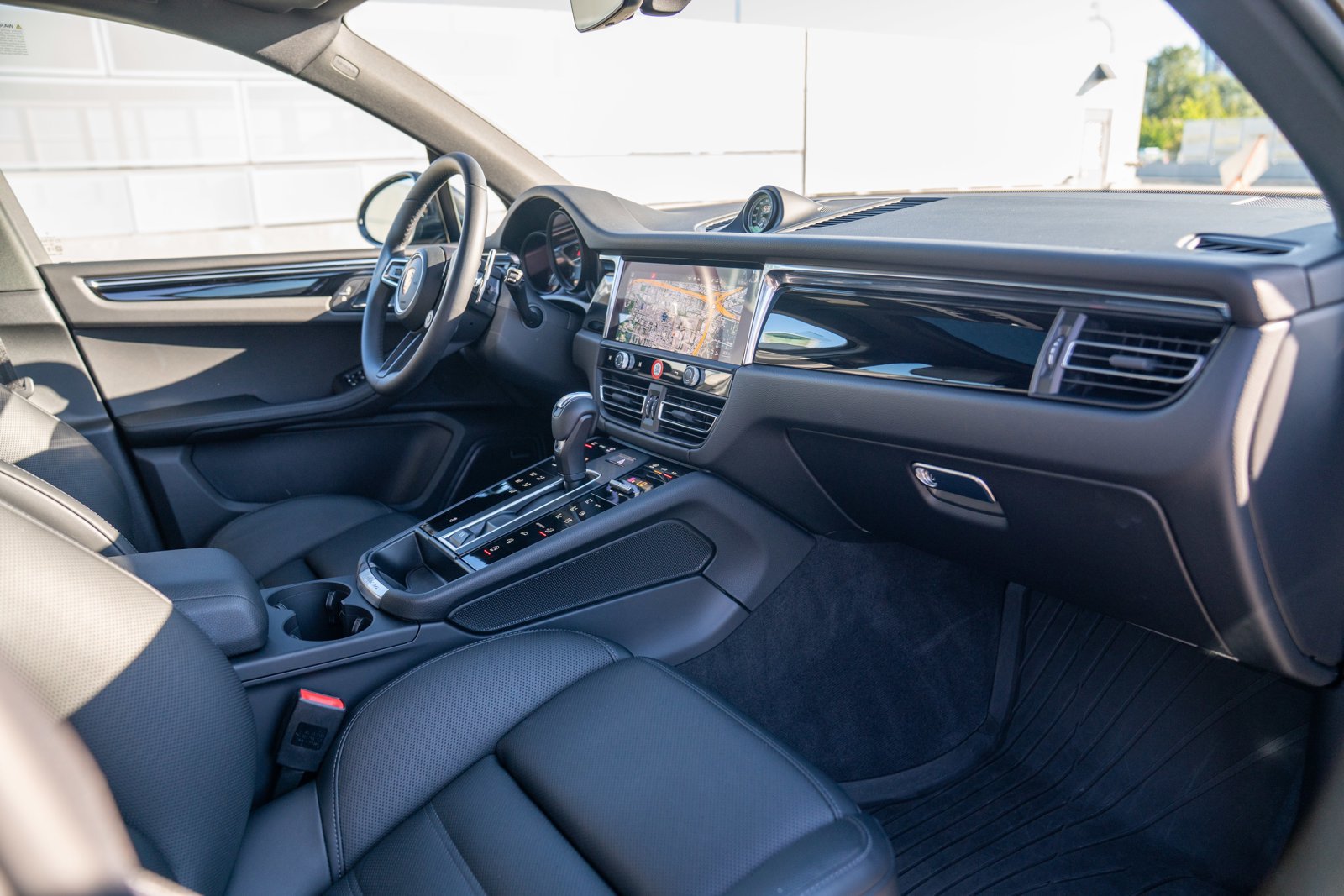 Certified 2026 Porsche Macan AWD/4WD image 25