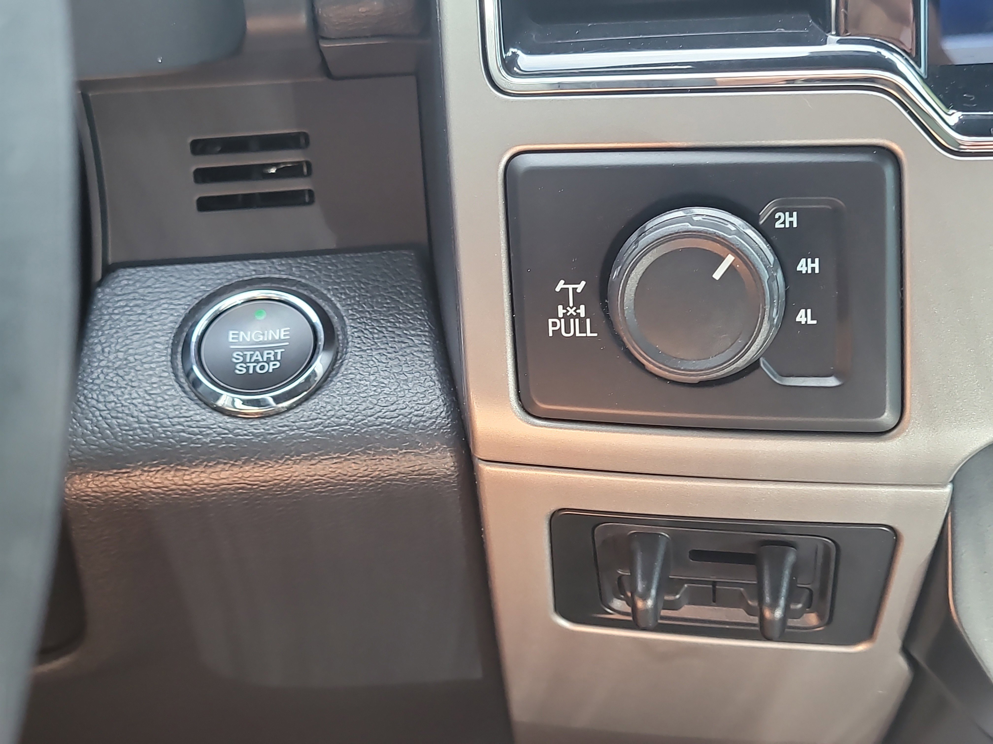Used 2022 Ford F250 Lariat w/ Lariat Ultimate Package AWD/4WD image 30