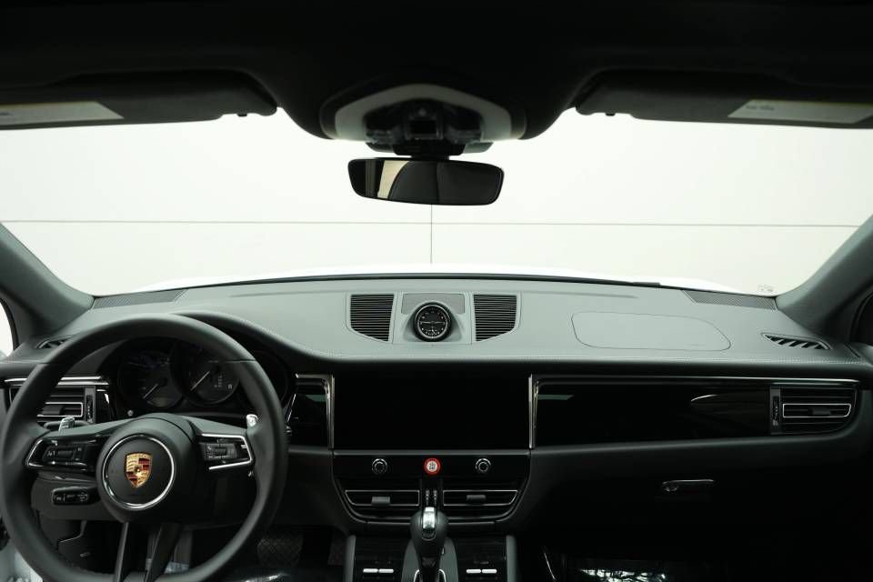 Certified 2025 Porsche Macan AWD/4WD image 16