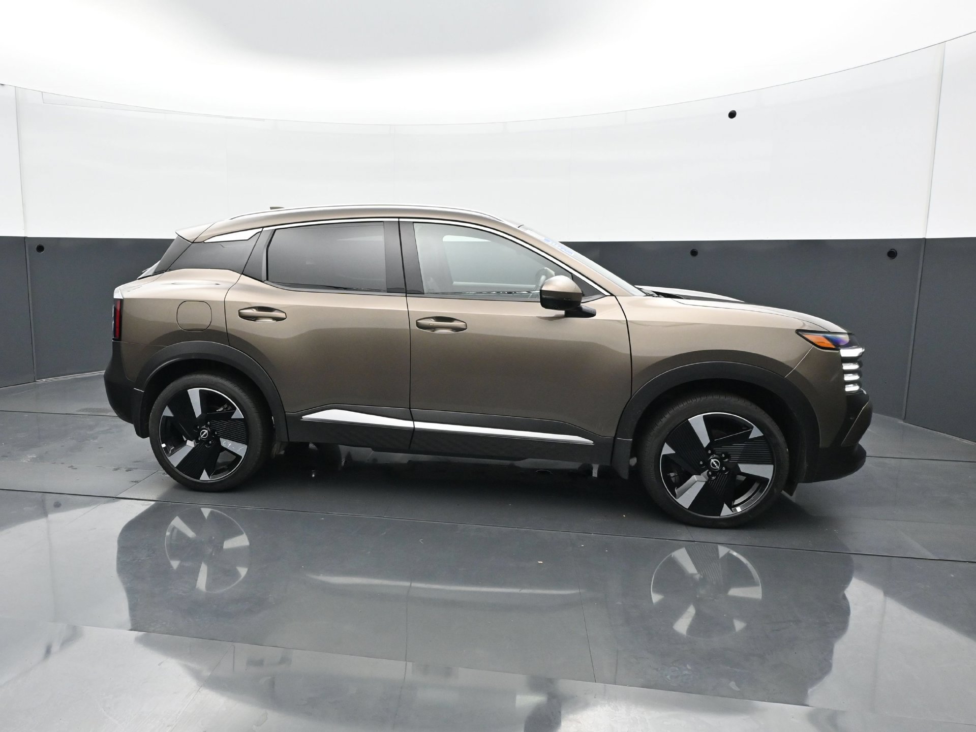 Used 2025 Nissan Kicks SR w/ SR Premium Package AWD/4WD image 8