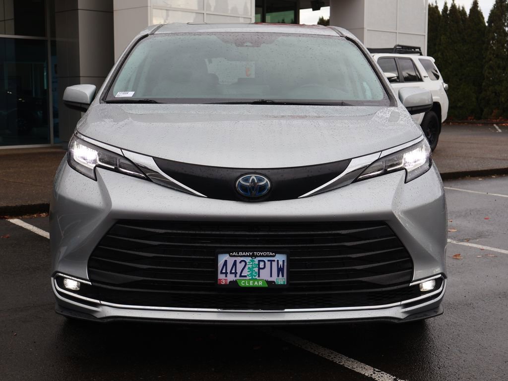 Used 2021 Toyota Sienna XLE image 11