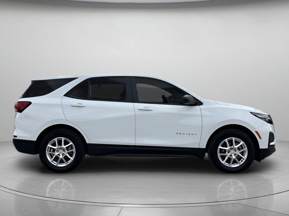 Used 2024 Chevrolet Equinox LS w/ LS Convenience Package FWD image 2