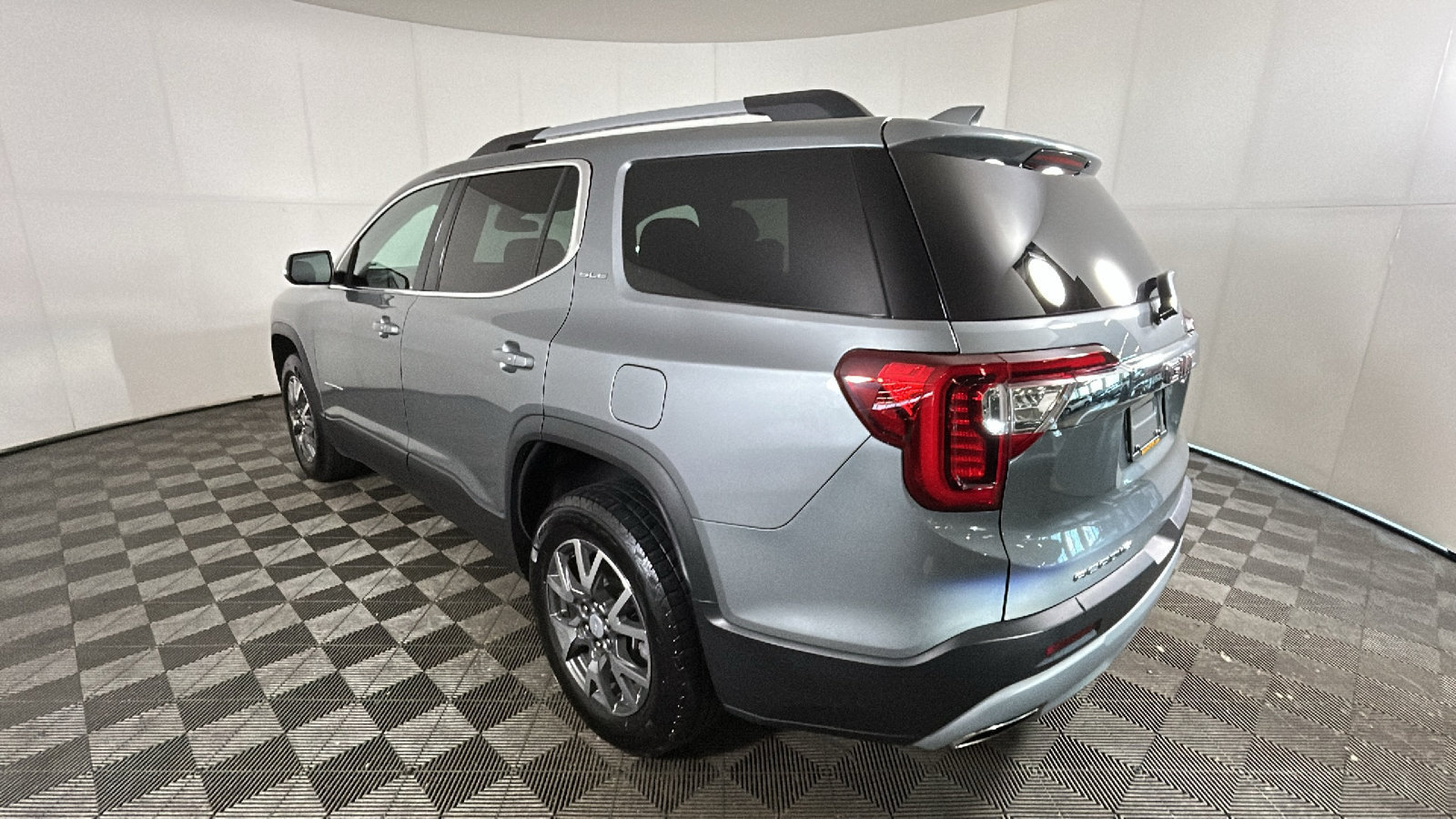 Used 2023 GMC Acadia SLE w/ Driver Convenience Package FWD image 5