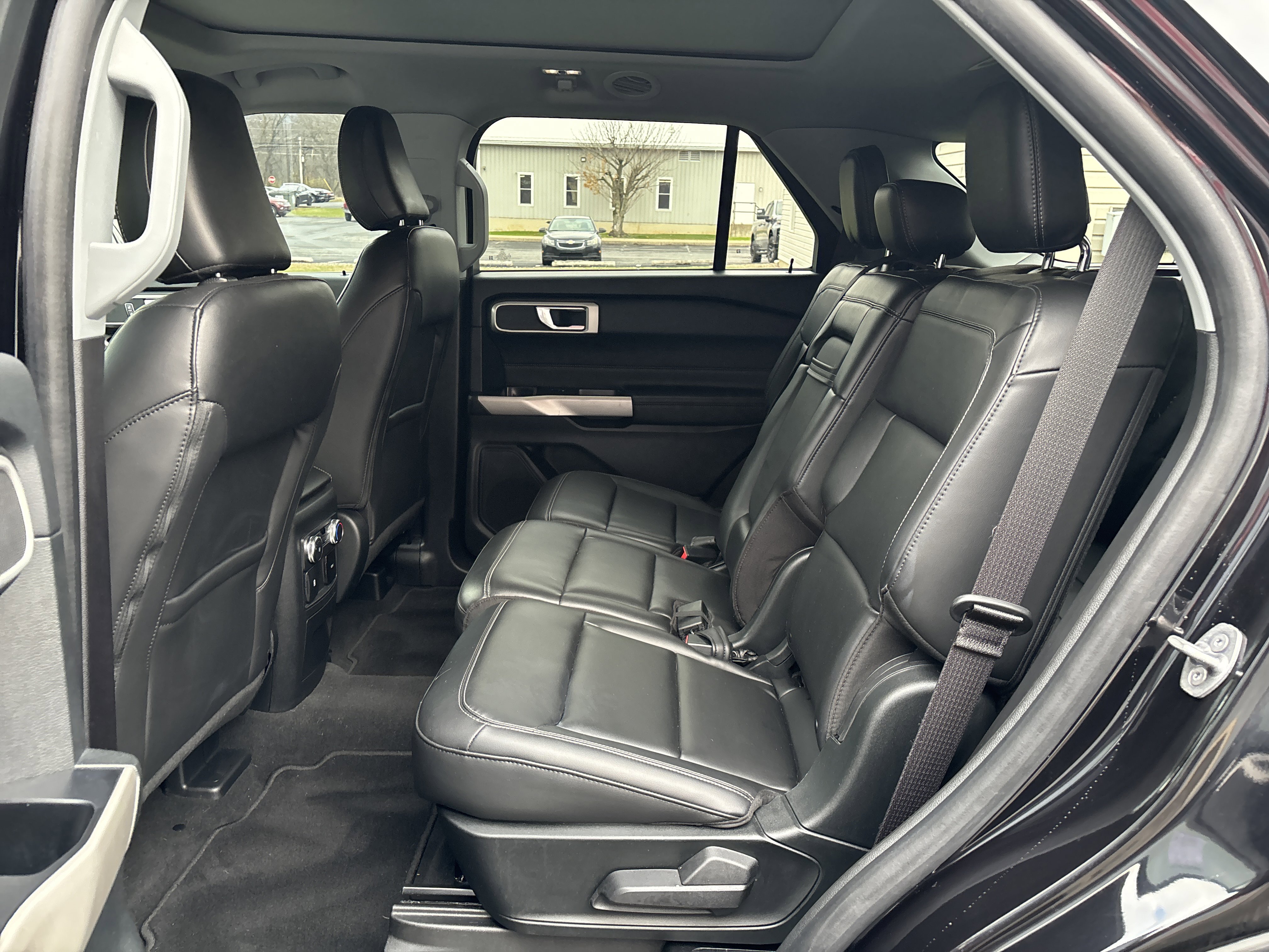 Used 2022 Ford Explorer XLT w/ Equipment Group 202A image 14