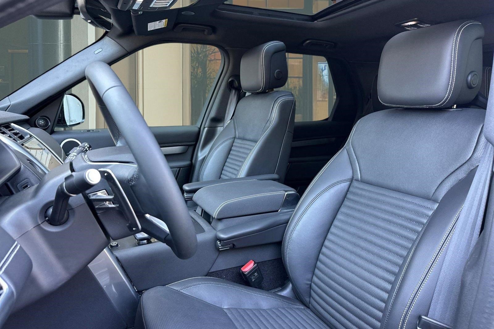 Used 2025 Land Rover Discovery Dynamic SE AWD/4WD image 5