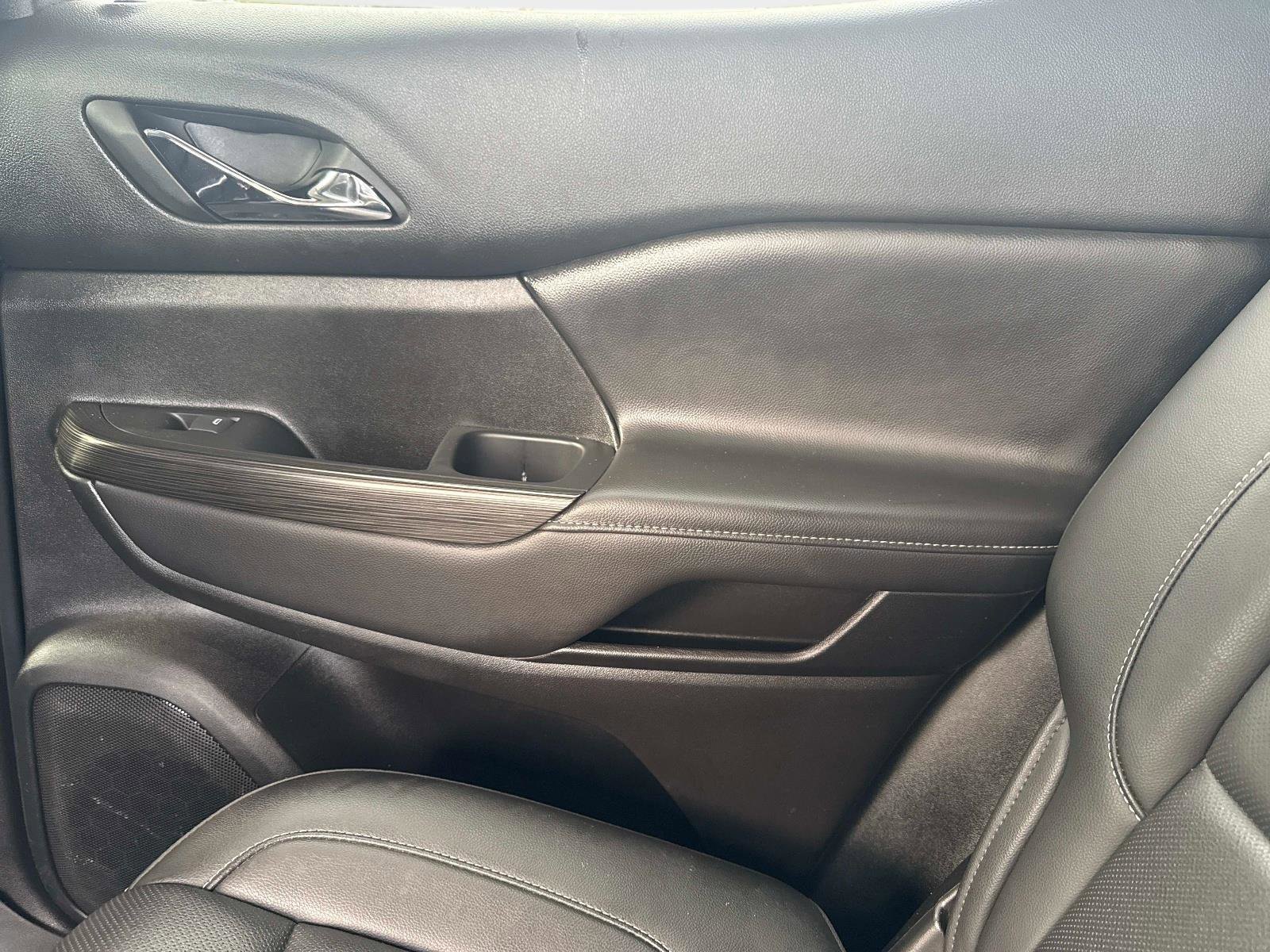 Used 2023 GMC Acadia SLT w/ Elevation Edition image 15