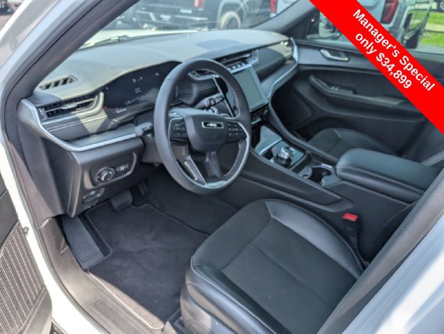 Used 2025 Jeep Grand Cherokee L Altitude AWD/4WD image 12