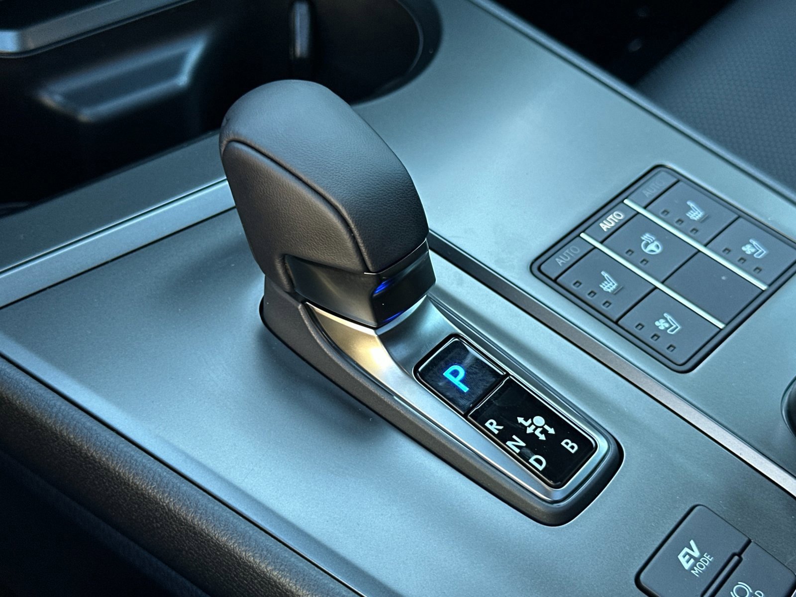 Used 2025 Lexus UX 300h AWD image 24