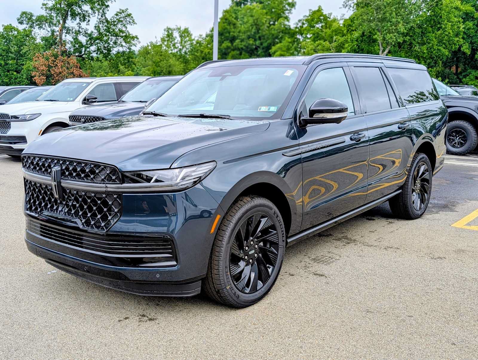 New 2026 Lincoln Navigator L Reserve w/ Jet Appearance Package AWD/4WD image 1