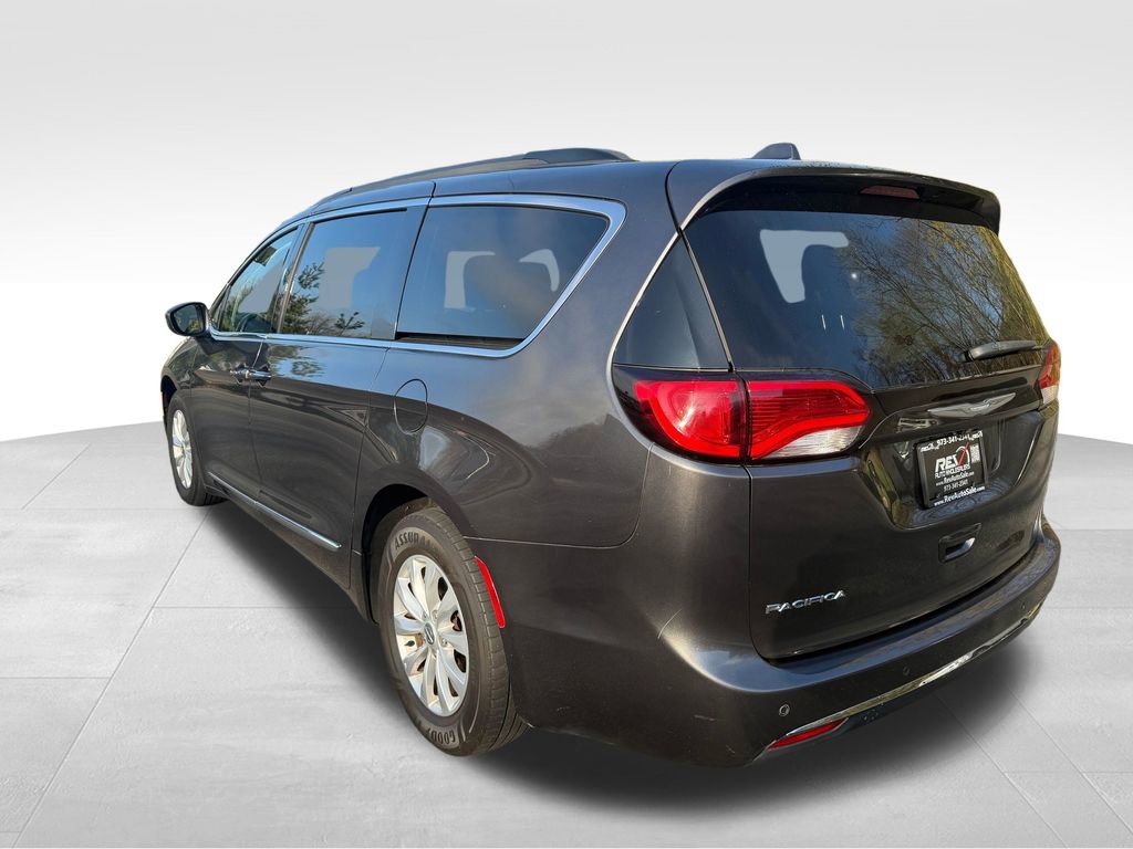 Used 2017 Chrysler Pacifica Touring-L image 4