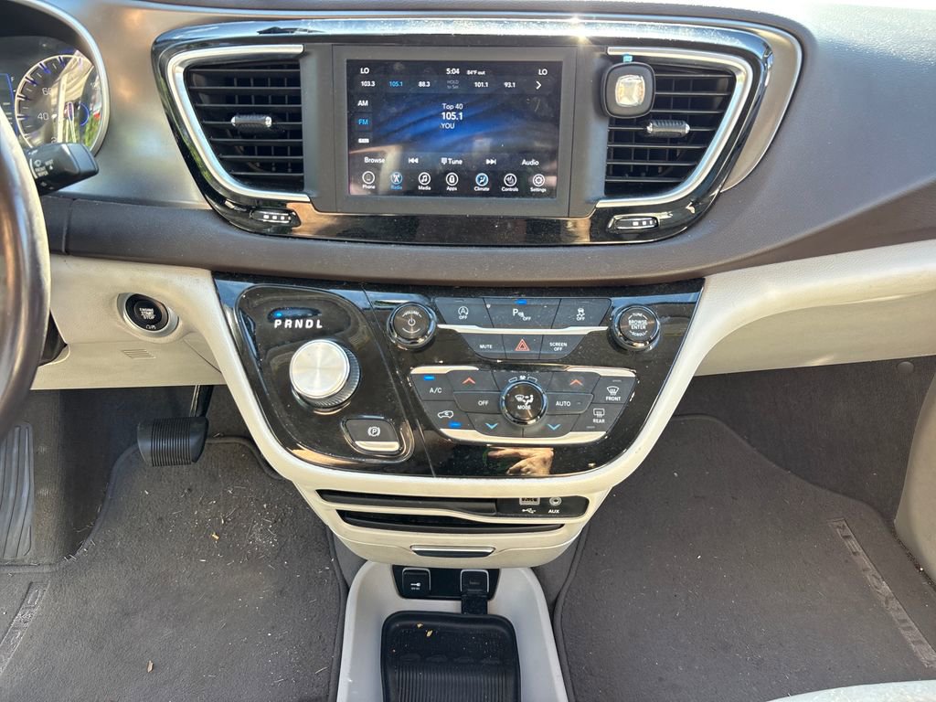 Used 2018 Chrysler Pacifica Touring-L FWD image 17
