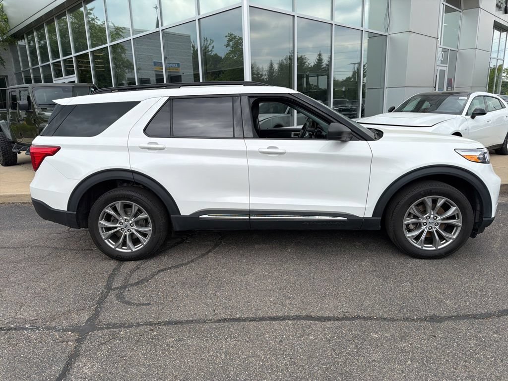 Used 2022 Ford Explorer XLT w/ Equipment Group 202A AWD/4WD image 2
