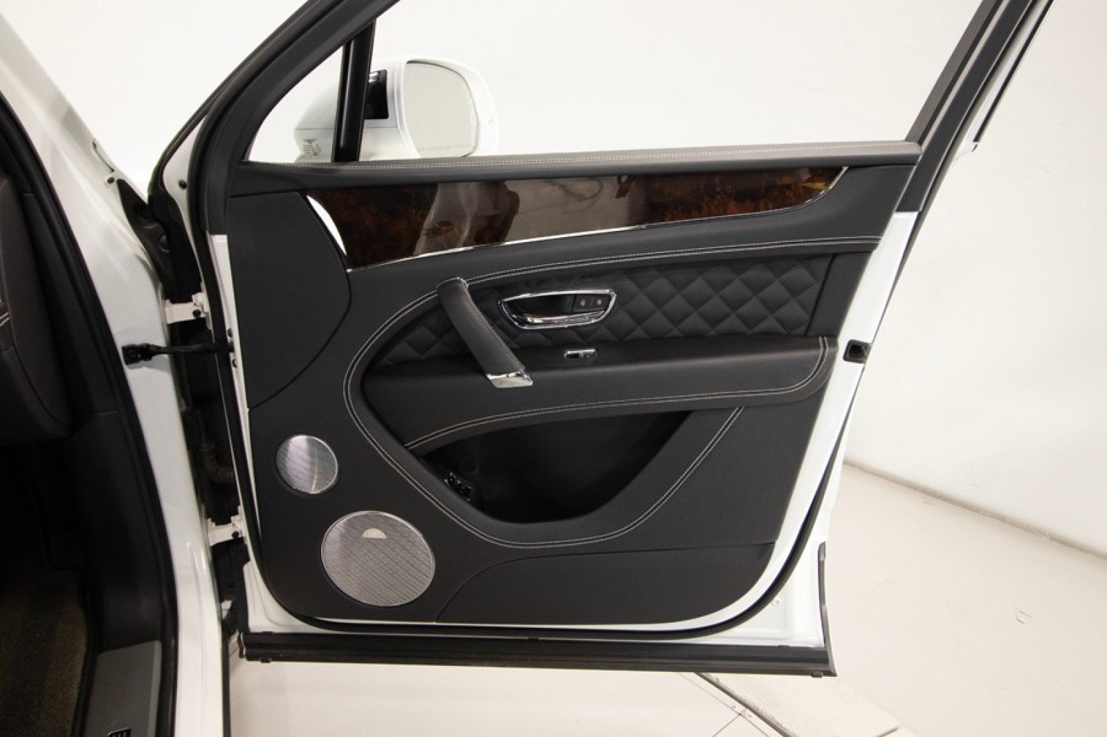 Used 2017 Bentley Bentayga image 49