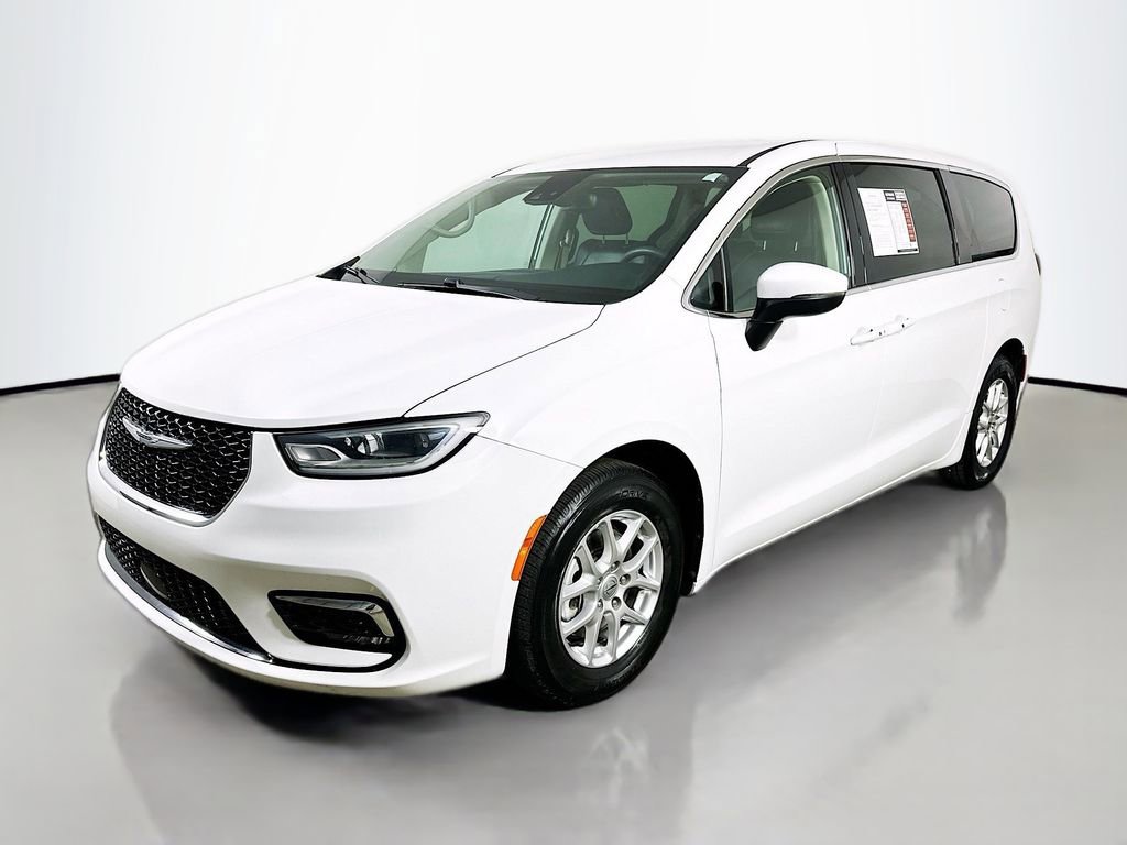 Used 2023 Chrysler Pacifica Touring-L image 3