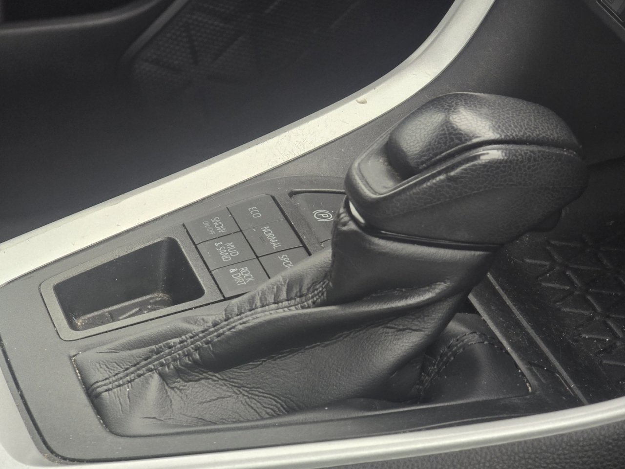 Used 2019 Toyota RAV4 XLE AWD/4WD image 17