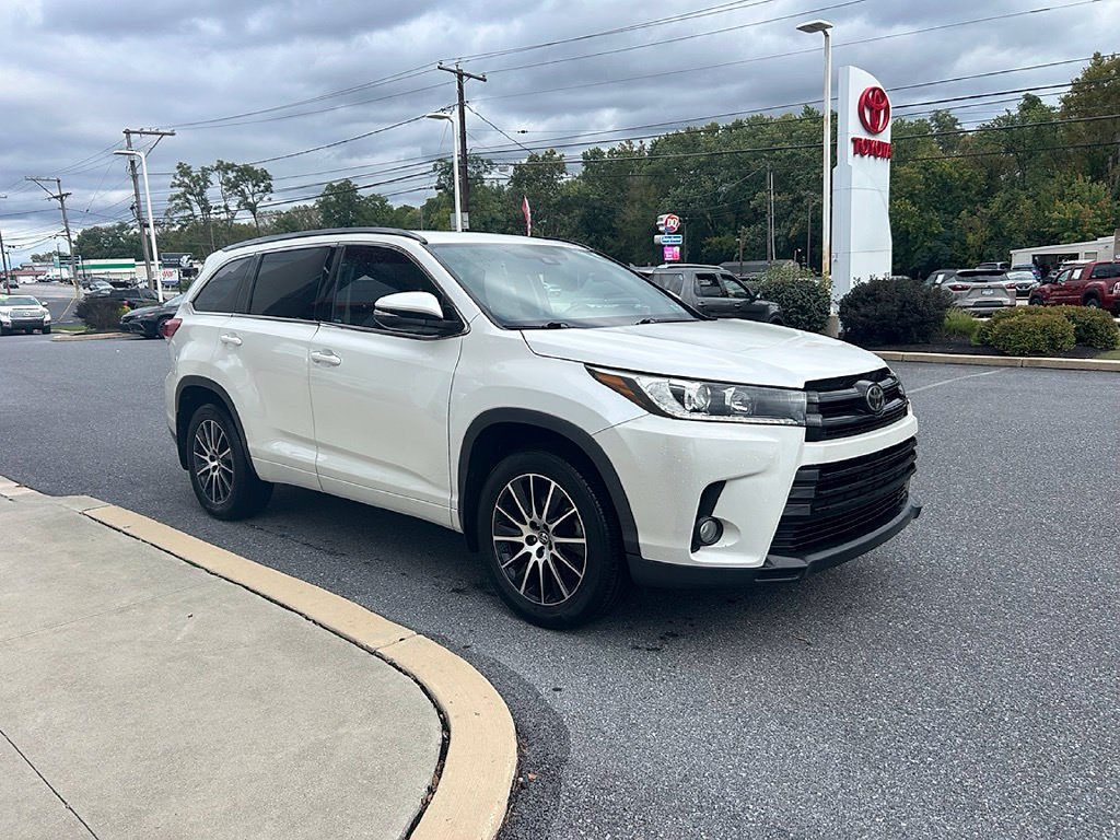 Used 2017 Toyota Highlander SE AWD/4WD image 3