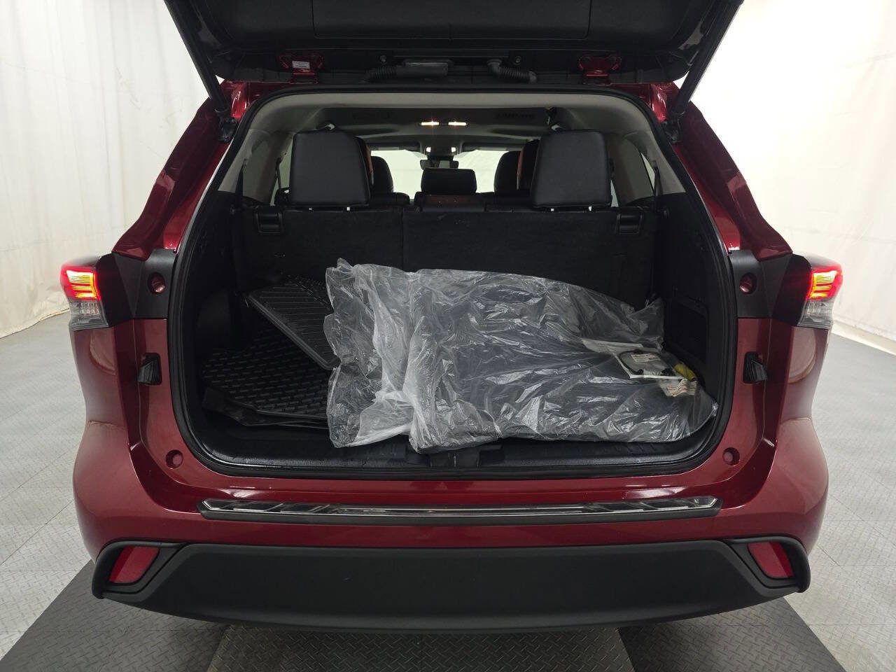 Used 2023 Toyota Highlander XLE image 15