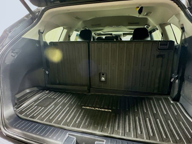 Used 2020 Toyota Highlander XLE AWD/4WD image 32