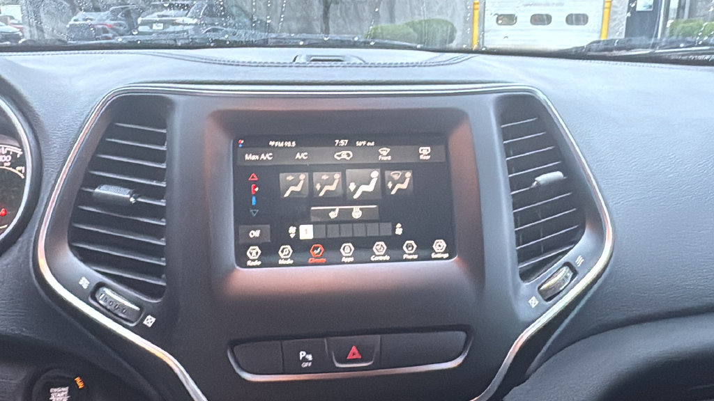 Used 2019 Jeep Cherokee Latitude Plus w/ Cold Weather Group AWD/4WD image 22