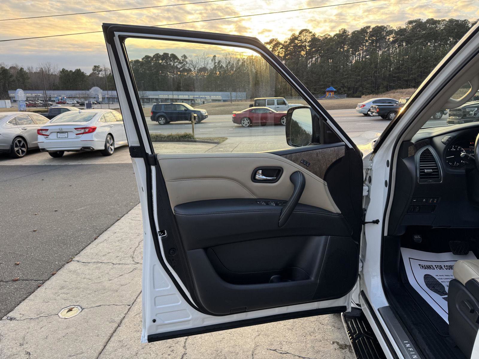 Used 2021 INFINITI QX80 Premium Select w/ All-Season Package image 6