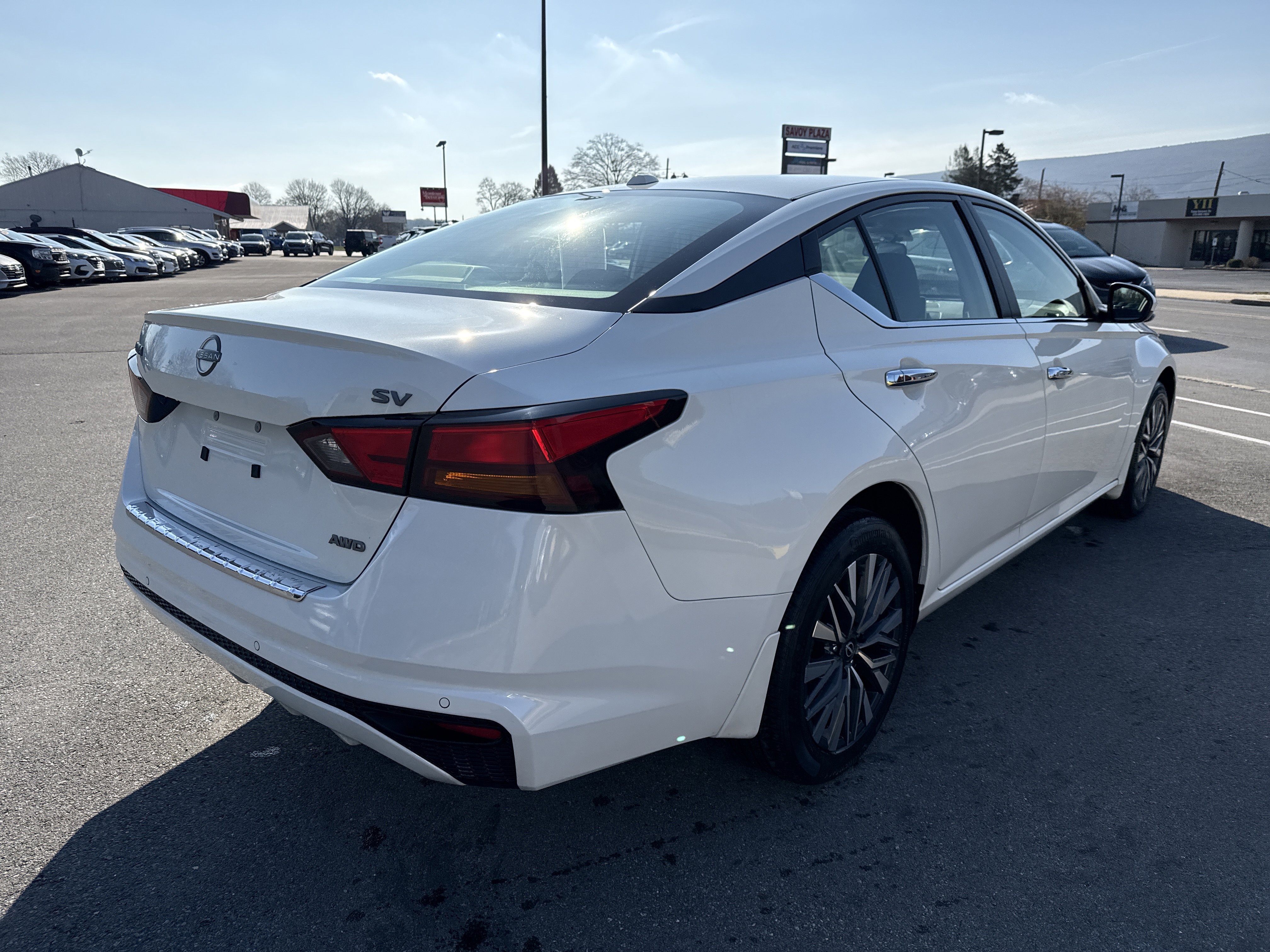 Used 2023 Nissan Altima 2.5 SV AWD/4WD image 3