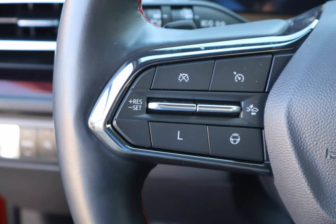Used 2024 Chevrolet Traverse RS FWD image 14