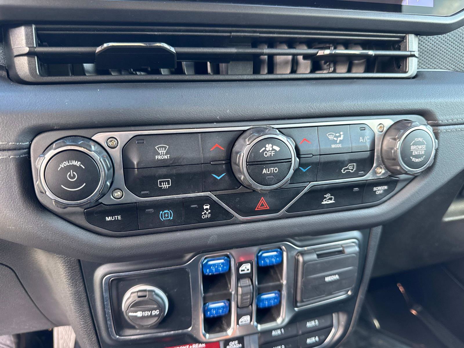 Used 2024 Jeep Wrangler Unlimited Rubicon 4xe image 28