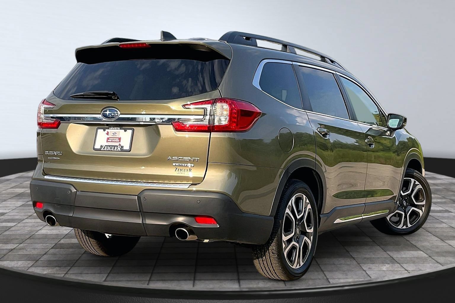 Used 2025 Subaru Ascent Limited AWD/4WD image 2
