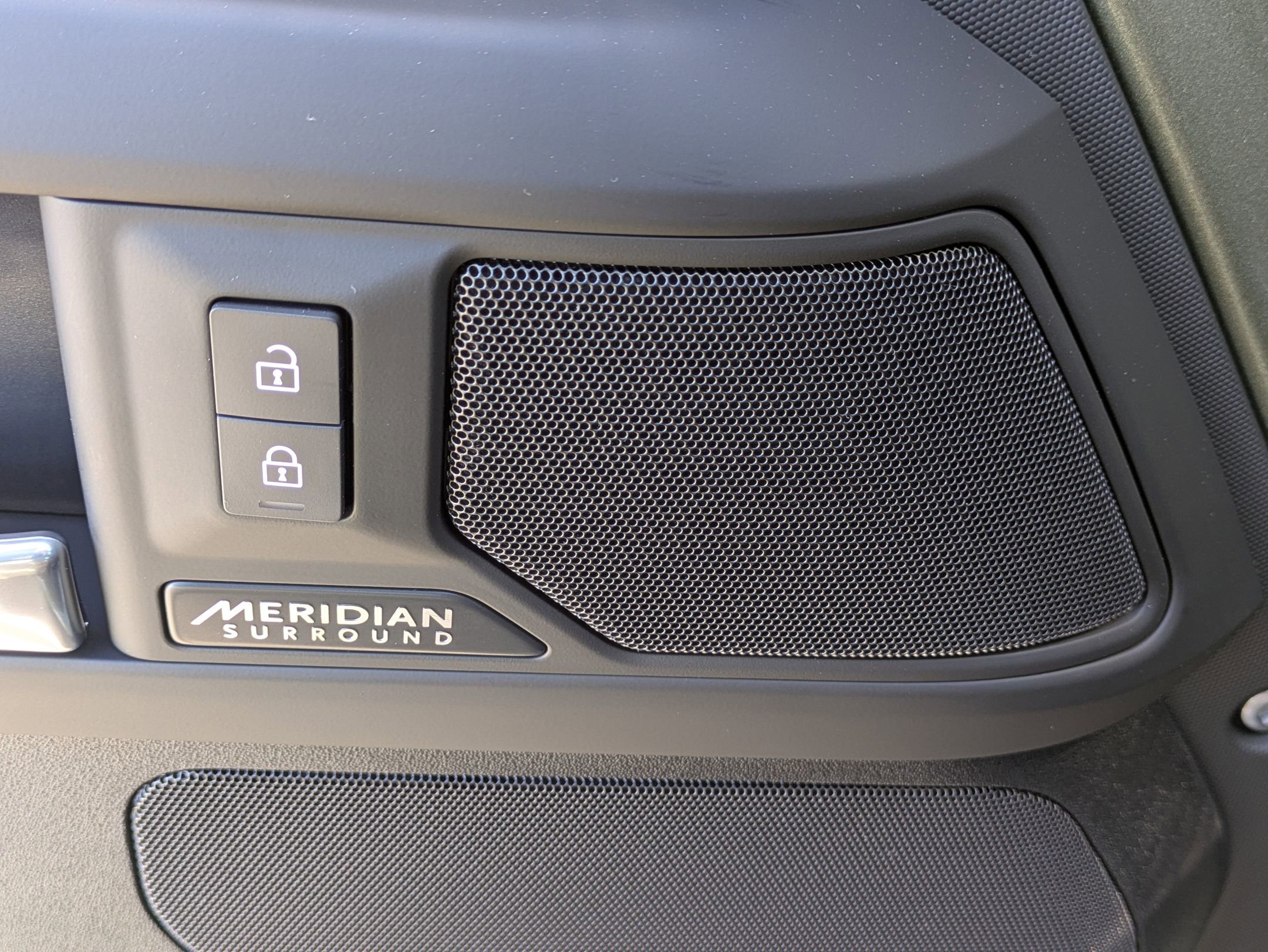 Used 2025 Land Rover Defender 110 X-Dynamic SE image 23