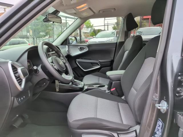 Used 2025 Kia Soul LX w/ LX Technology Package FWD image 16