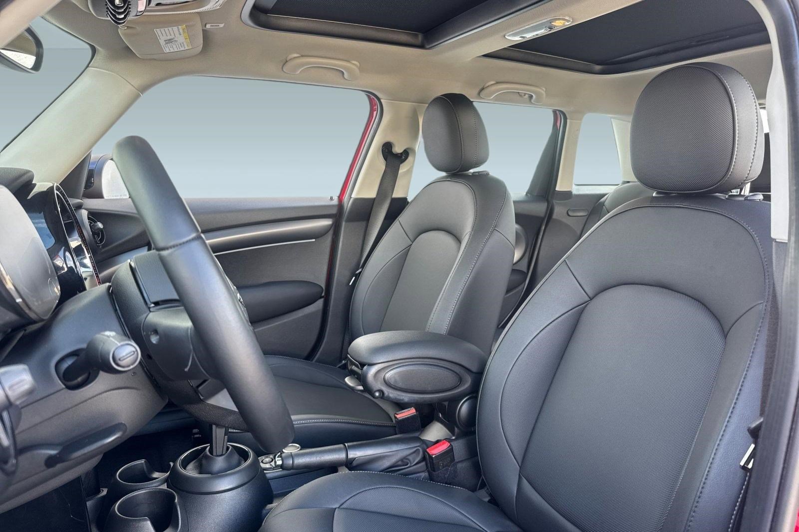 Used 2023 MINI Cooper 4-Door Hardtop image 5