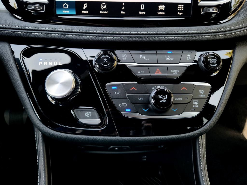 New 2026 Chrysler Pacifica Limited w/ Uconnect Theater Family Group image 27