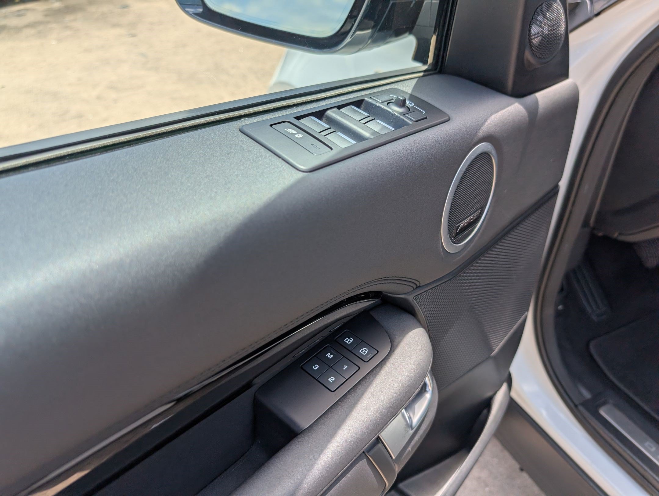 Used 2024 Land Rover Discovery S AWD/4WD image 13