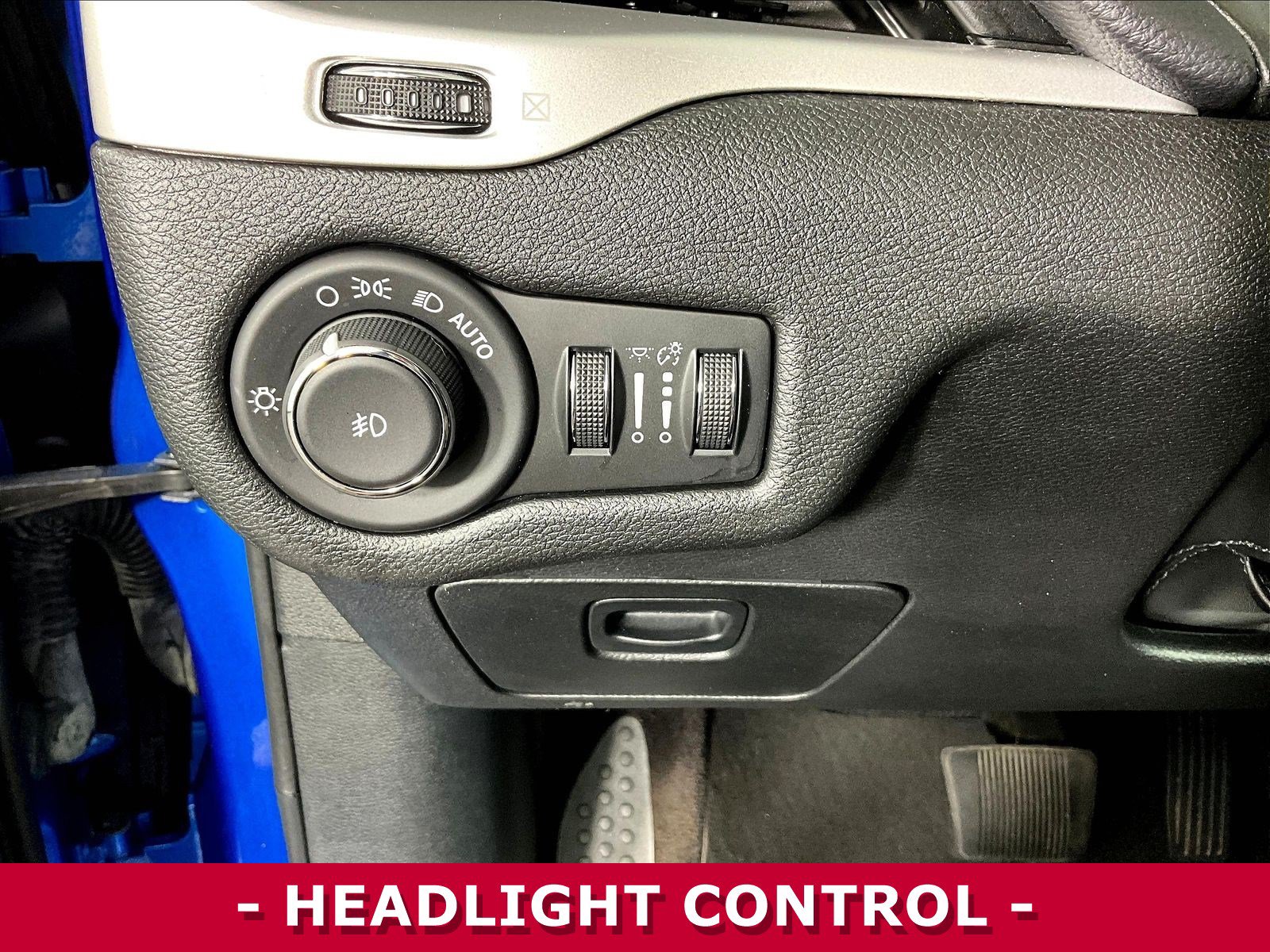 Used 2017 Jeep Cherokee Trailhawk w/ Cold Weather Group AWD/4WD image 36
