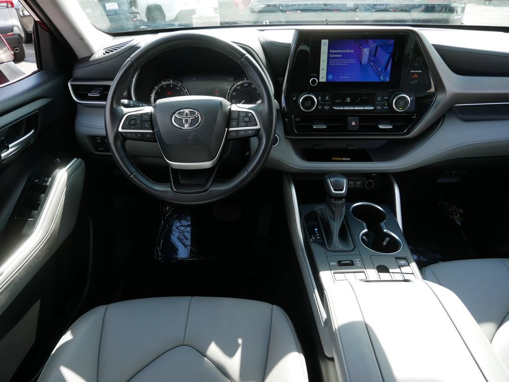 Used 2023 Toyota Highlander XLE AWD/4WD image 12