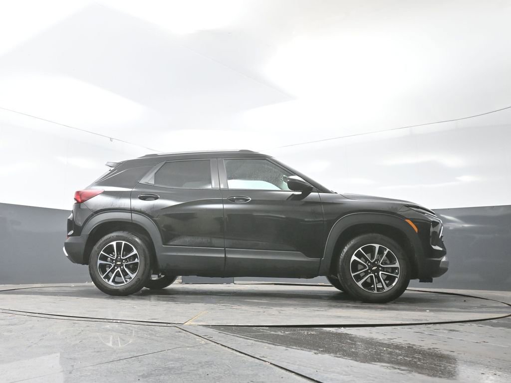 Used 2025 Chevrolet TrailBlazer LT w/ Driver Confidence Package image 48