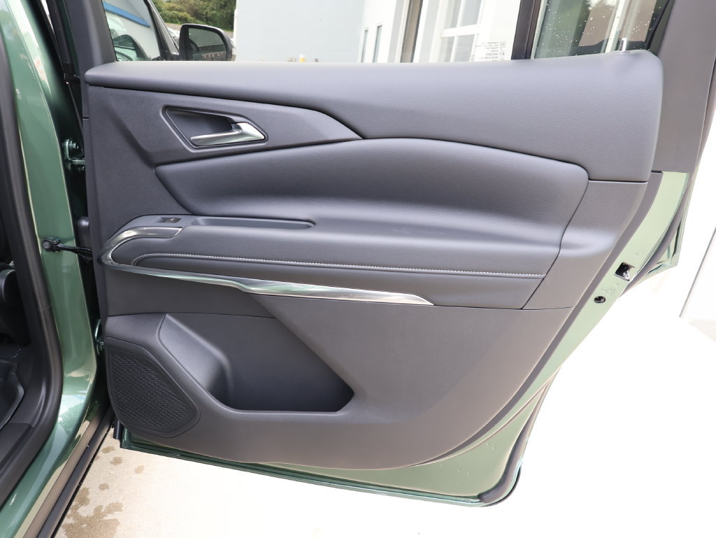 New 2027 Chevrolet Traverse LT w/ Driver Confidence Package FWD image 32