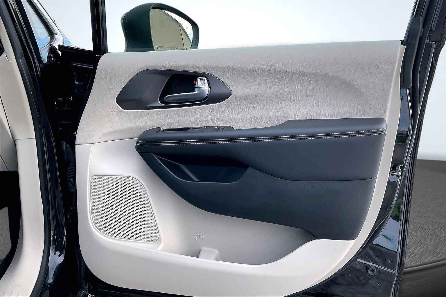 Used 2023 Chrysler Pacifica Touring-L image 23